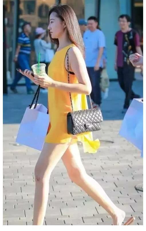 鞋底|精致白皙的女性足部美，需要一双百搭凉鞋来展示