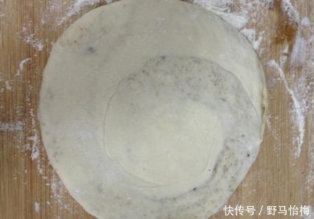 烙饼时,开水烫面还是加鸡蛋?早餐摊主:都不对,教你正确做法