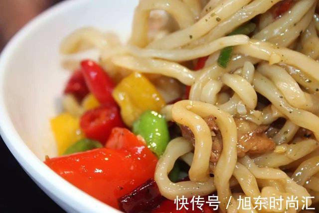 洋葱|学会这样做菠萝豌豆肉丁面，营养好吃又能解馋，每次都被吃光光