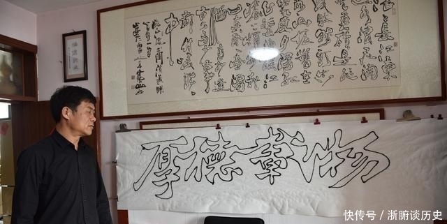 老汉|老汉用“矿泉水瓶”写字,创新书法40年,如今成名后年收入40万
