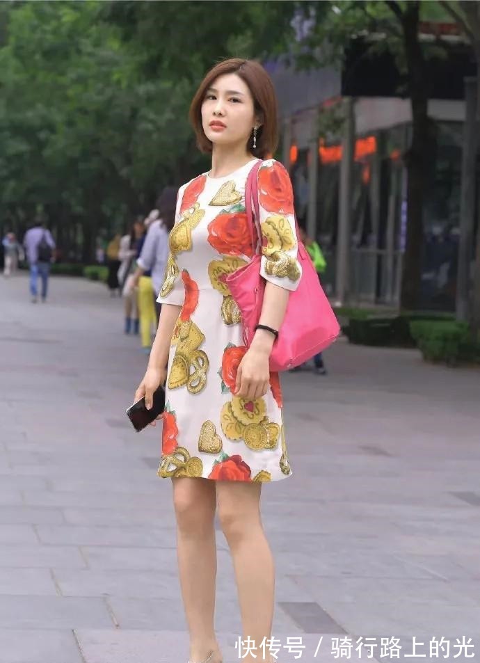 女生们 时尚减龄的连衣裙，搭配精致有型的高跟鞋，清新自然又温柔！