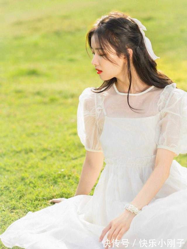 针织开衫 秋季小个子该怎么穿?针织开衫搭配白色半身裙,显得时尚又可爱