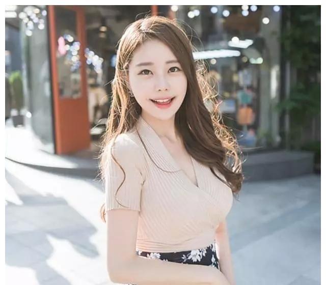 小姐姐|白色蕾丝上衣搭配浅蓝色丝绸裤子,彰显女性魅力