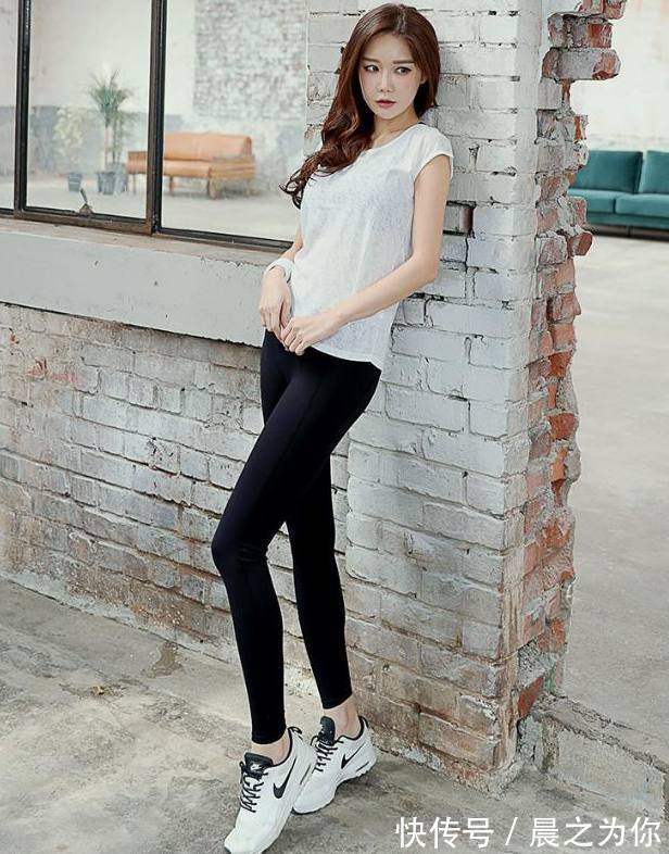 盈润 韵味十足的打底裤美女,高挑又漂亮,魅力太强了!