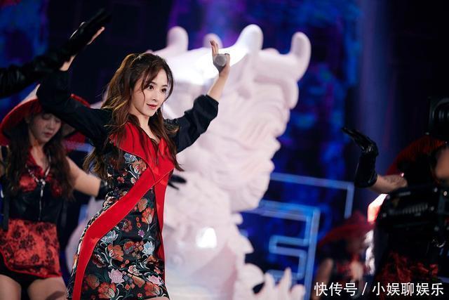 舞台|张含韵穿中国风印花裙又飒又甜,超拼夜舞台弹古筝韵味满满,令人眼前一亮