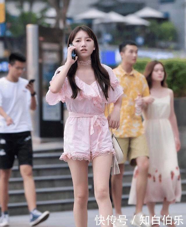 粉色连体裤搭配尖头高跟鞋，温婉雅致的穿搭，清爽怡人显温柔