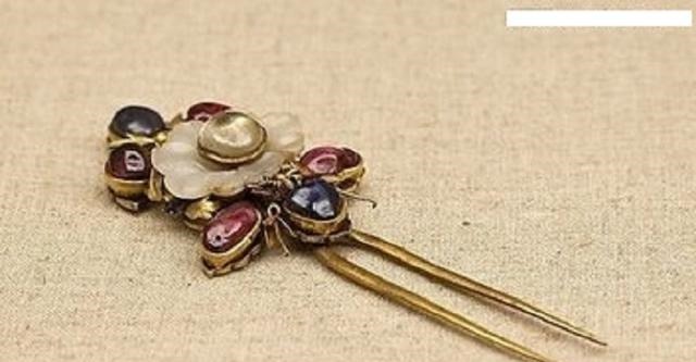 头上的钗子决定女子的地位，贵妃的是金钗，皇后的叫什么