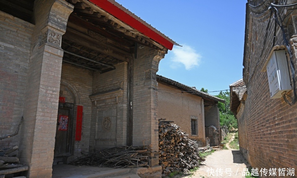 晋南夫妇居住一百年四合院，砖雕精美曾是豪宅，住下时没掏一分钱