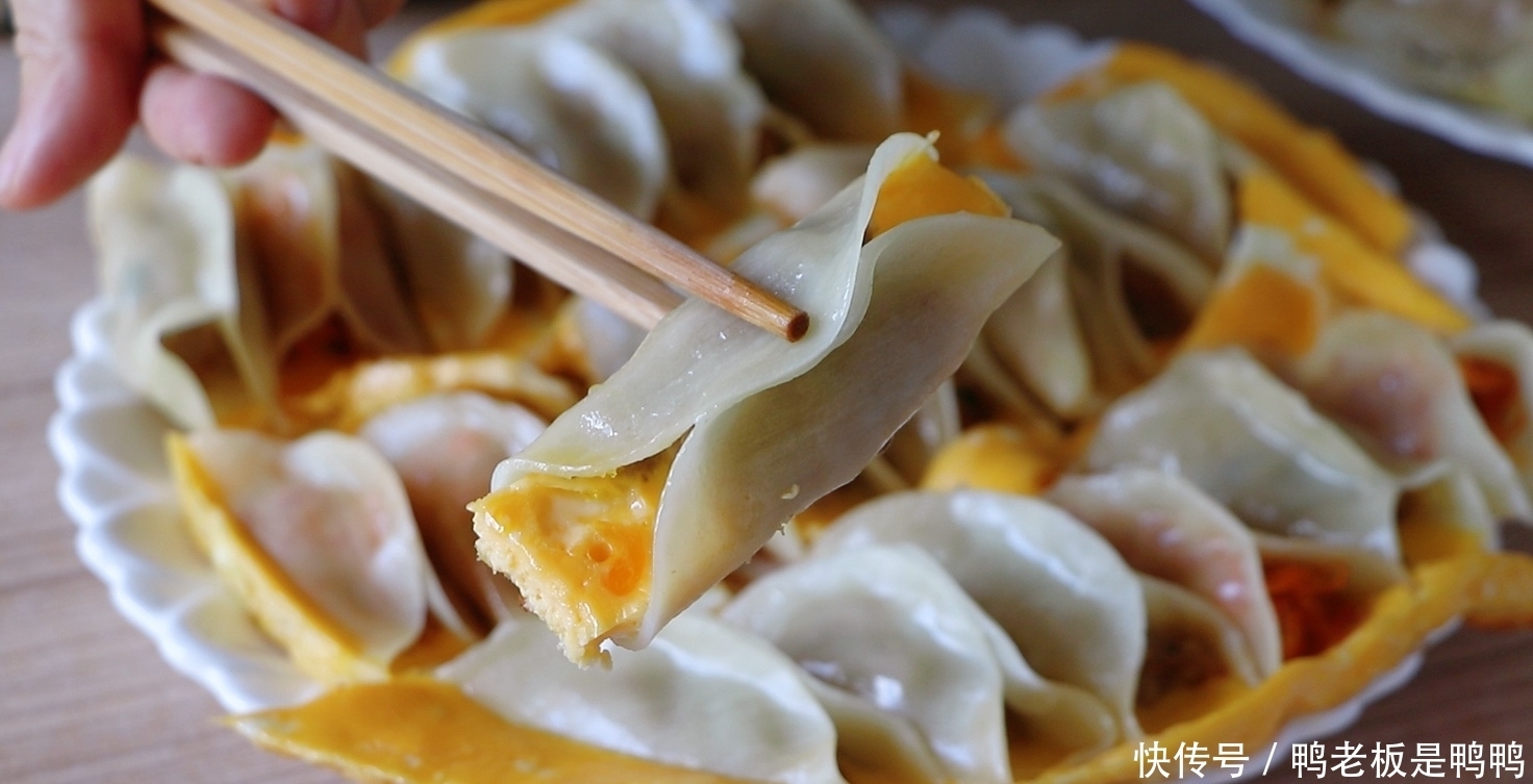 锅贴|全家最爱的莲藕鲜肉锅贴，晚上包好冻起来，早上10分钟搞定早餐