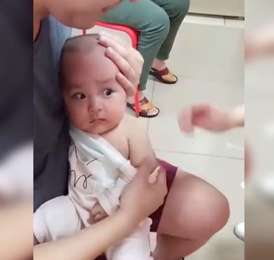 宝宝|爸爸带娃去打针,娃瞬间秒变“戏精”,网友只怪打针的前奏太长