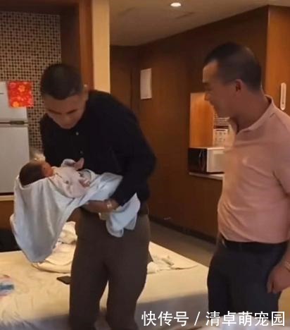 爷爷|爷爷嫌宝爸抱娃像“端菜”,自己抢过来抱时,宝妈:刀口差点笑开