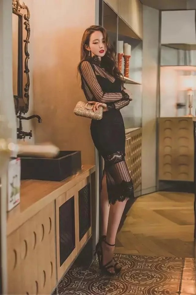 街拍：下身消失装穿搭总是很显大长腿，小姐姐身材很好哦