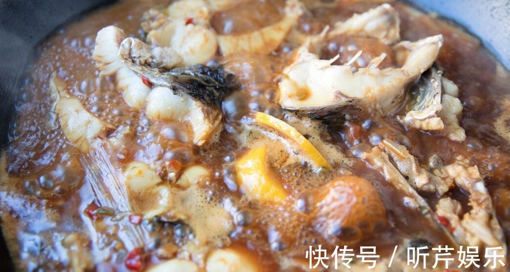 炖鱼去腥，放白酒还是料酒都不对，教您正确的做法，鲜嫩没腥味