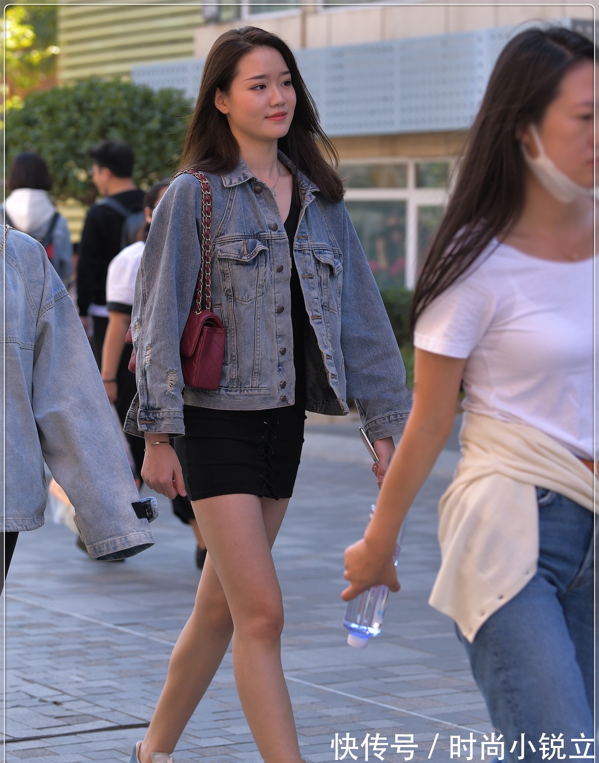 小姐姐|宽松牛仔外套搭配黑色连衣裙，干净素雅，满满少女感