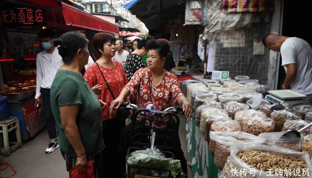 一对古稀老人守着一个小吃摊子,养活四代人,还留住了一条街