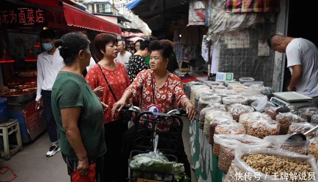 一对古稀老人守着一个小吃摊子，养活四代人，还留住了一条街