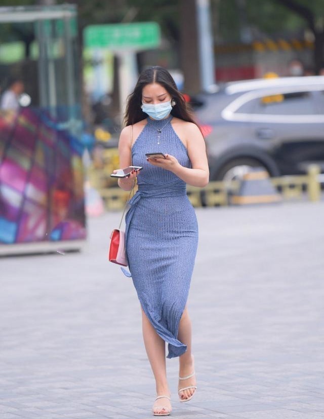 高级|美女街拍:连衣裙怎样穿才“不平庸”?搭几双鞋子,洋气又高级