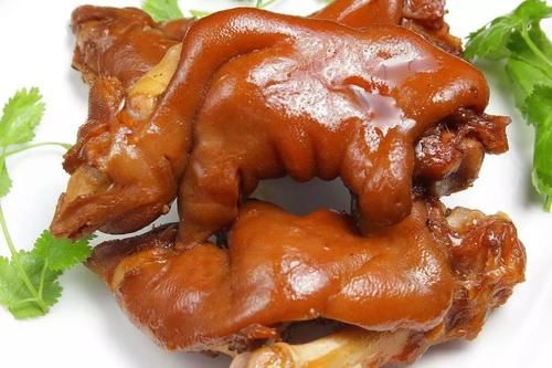 卤猪蹄,“前蹄”和“后蹄”要分清,差别挺大,弄错了难吃花冤枉钱