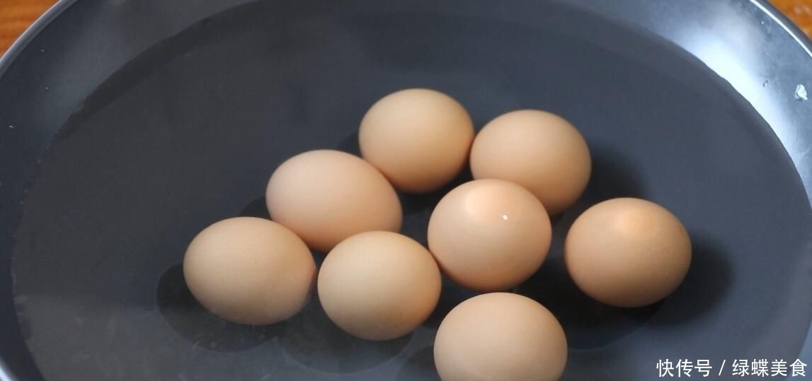 水煮蛋吃腻了,教你鸡蛋和猪肉的特色做法,外脆里嫩,里面流黄