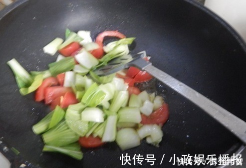 疙瘩汤|西红柿疙瘩汤，面疙瘩总是做不好？试试这个办法，大小均匀又入味