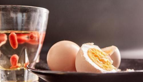 早上|胆固醇偏高,每天早上吃一颗鸡蛋,胆固醇会降还是会升答案来了