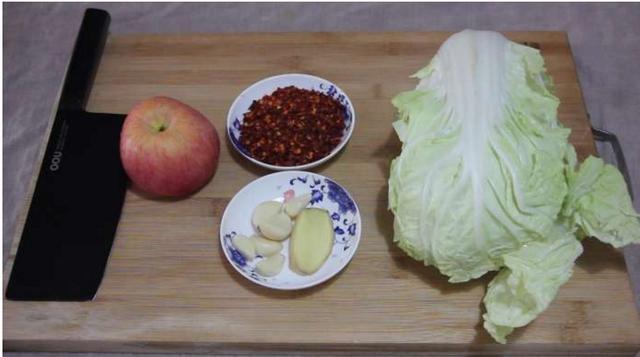 好吃|白菜别只会炒着吃,教你一个新吃法,好吃得停不下嘴