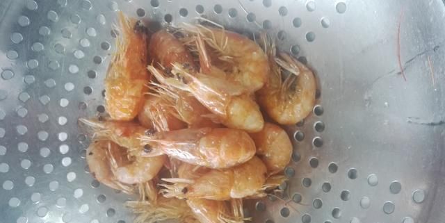 虾要这样做孩子才喜欢吃,一上桌全抢光,别再水煮了