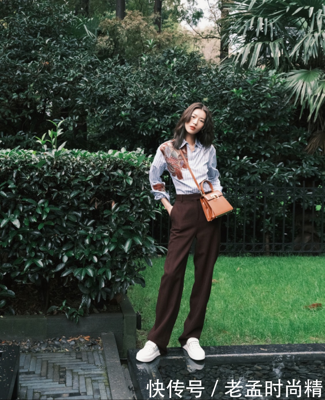 刘雯的早春衬衫穿搭好清新！四种衬衫的搭配方式，简约时尚显气质