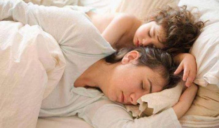 爸爸太爱宝宝,睡了也舍不得放下,结果一觉醒来宝宝没了呼吸