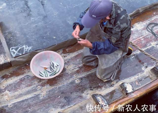 青占鱼|简单粗暴的钓鱼方式,山东一男子玩出了新花样,一秒钟钓一条鱼