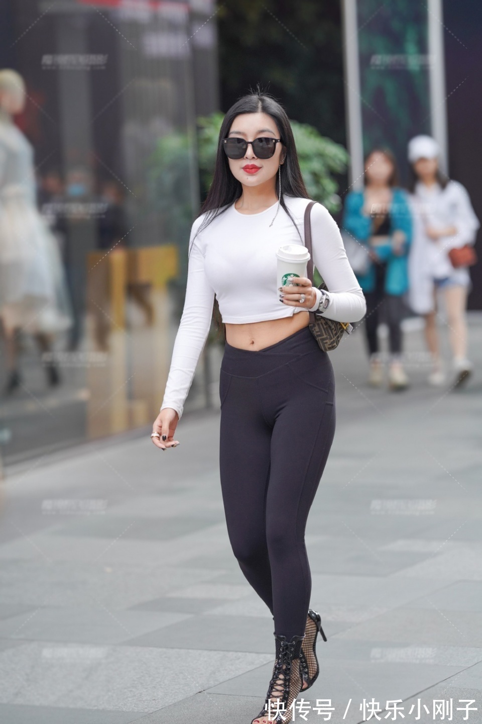 小姐姐|夏季日常的健美裤穿搭,简约修身又美丽抢镜,轻松穿出靓丽造型