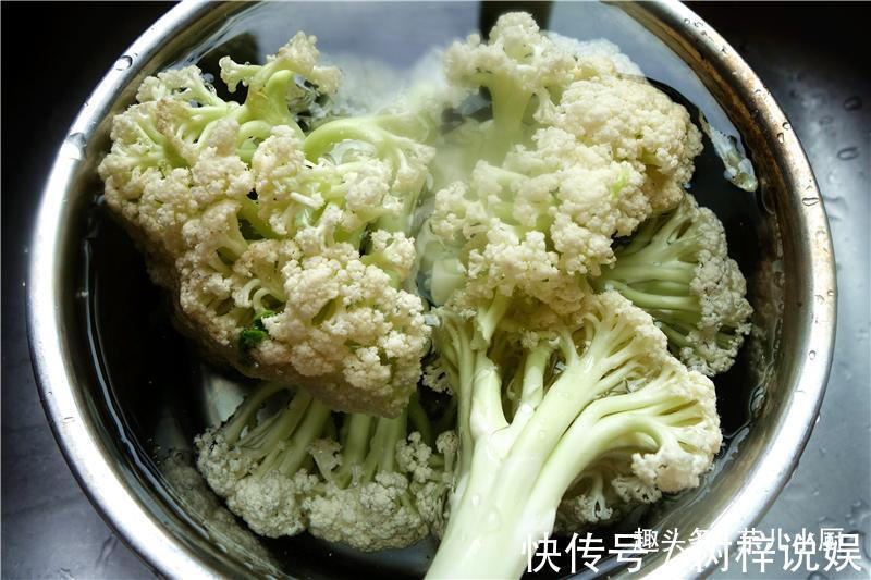 花菜别直接下锅炒,多一步,脆嫩可口,比肉还香,好吃又下饭