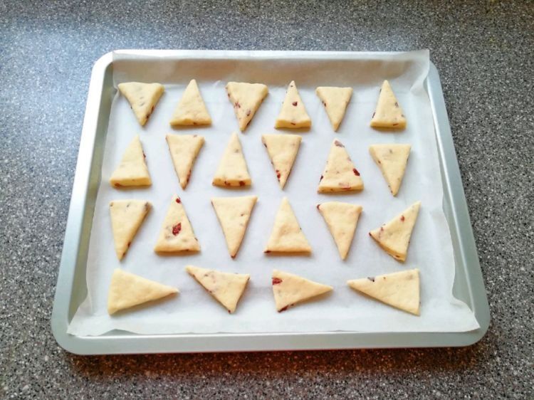 香蕉蔓越莓司康，香蕉和蔓越莓风味浓郁，做零食很棒