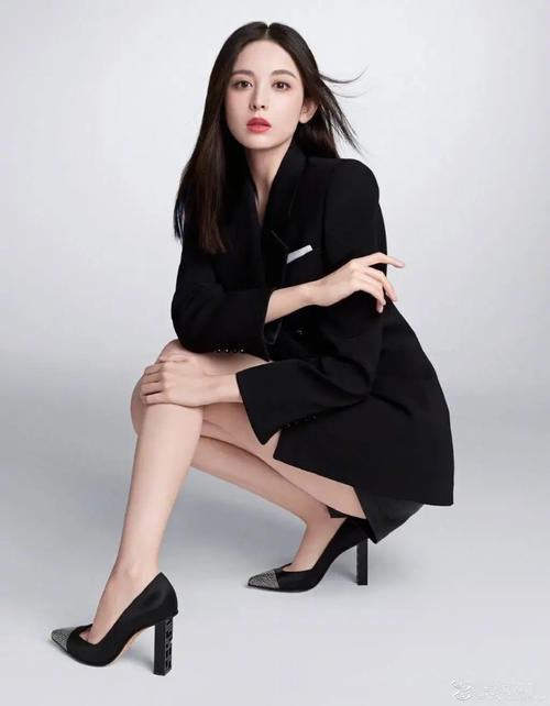 娜扎罕见私服亮相 穿米色针织衫走少女风“电杆腿”成焦点