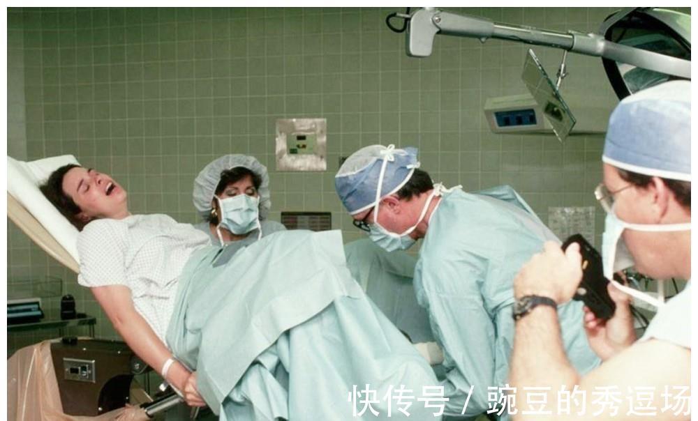 下体|分娩结束后,男医生又把手伸进产妇肚子里,别着急骂人是为了你好