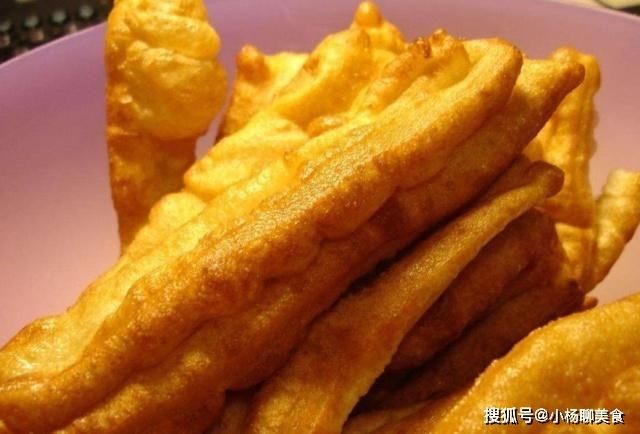 做油条别只加泡打粉了，多加这3样，油条根根空心酥脆，吃得放心