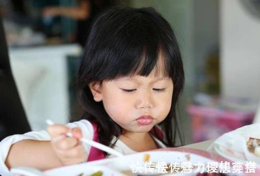 父母|孩子什么时候能吃“大人饭”育儿专家这3个条件合适就可以
