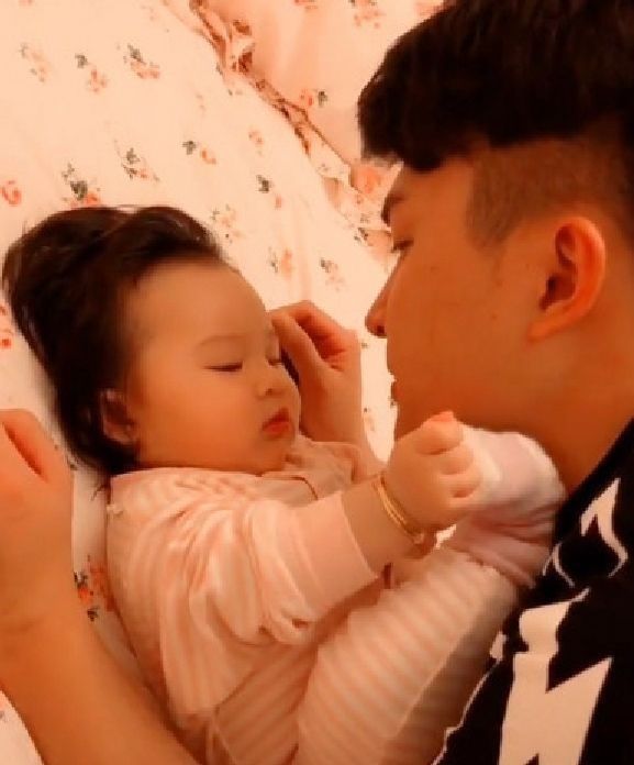 宠爱|“最深情奶爸”火了,满眼宠爱向宝宝索吻,却被女儿一脸嫌弃推开