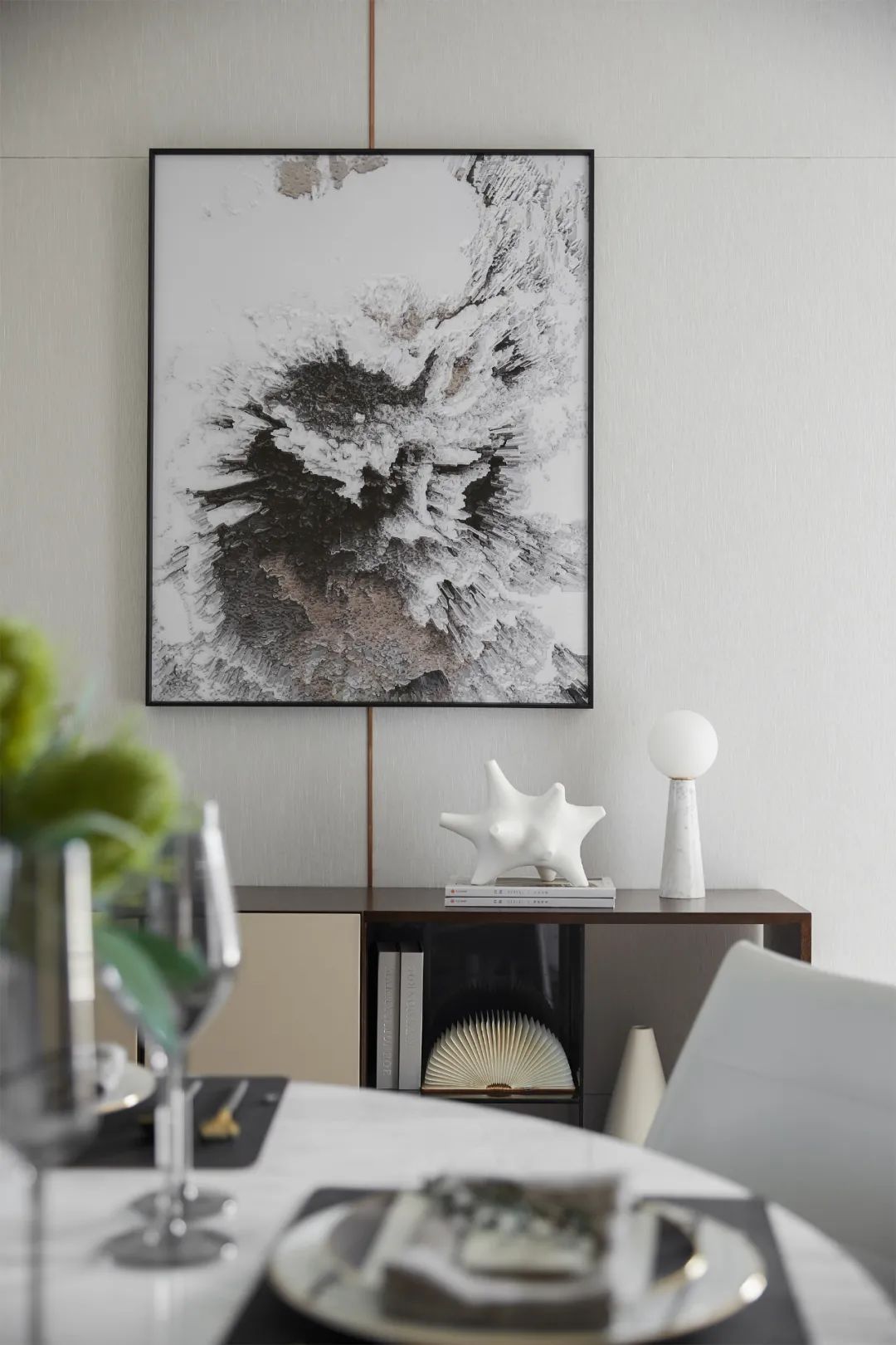 次卧|95㎡现代雅奢，丰富的颜色及软装搭配，造就出一个活力的家