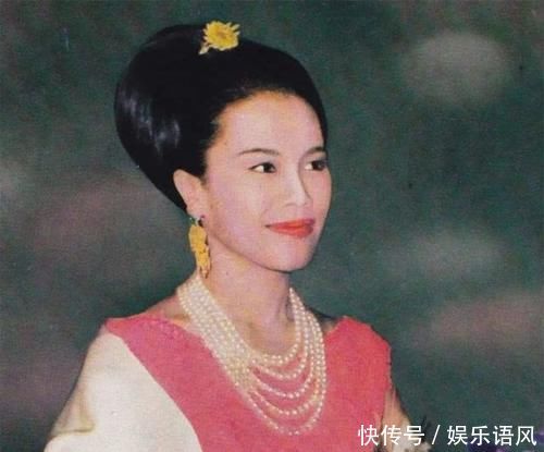 42岁西拉米终于不装嫩烫波浪刘海配盘发,高贵成第二个诗丽吉