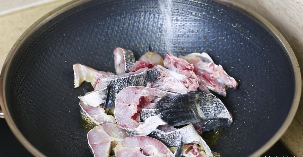 为什么饭店的鱼汤都是金黄色的？其实方法很简单，汤浓好喝无腥味