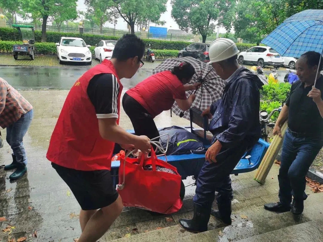 台风|风里雨里，桐乡这抹“志愿红”一直温暖你！