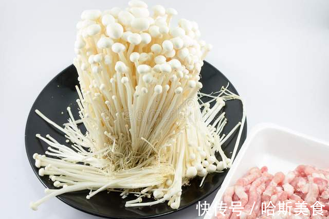 夏天|夏天就爱吃此菜，酸爽开胃，荤素搭配营养高，好吃到汤汁都不剩