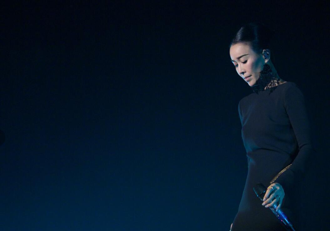 那英带女儿在伦敦买奢侈品,被指嗓门大态度凶,女儿家教严格乖巧