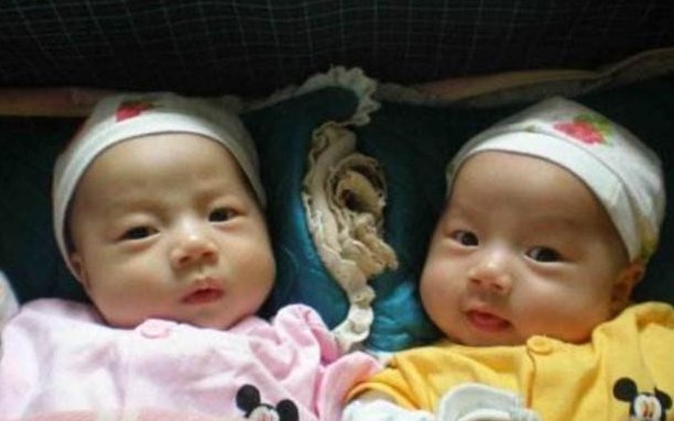 全家|双胞胎兄弟一帅一丑，爸爸怀疑不是亲生，鉴定结果出来全家人尴尬