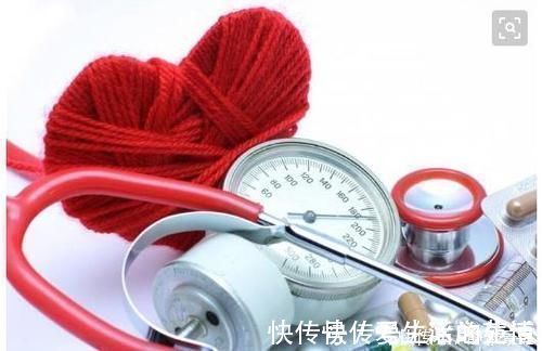 泡水|高血压不要担心,日常的1种食材,喝水时撒点,血压健康又稳定