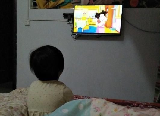 宝妈|婴幼儿能不能看电视?国内外的研究很明确,家长照做即可