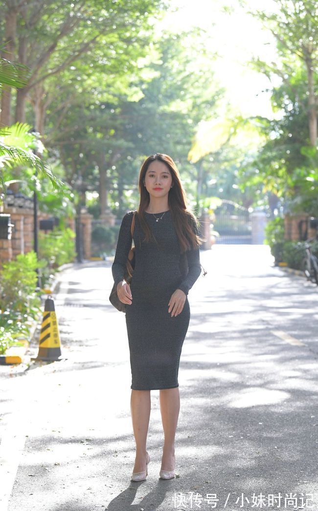 蕾丝|街拍：黑色针织裙给人感觉更显高级，干练利落穿搭风格，时尚又优雅知性