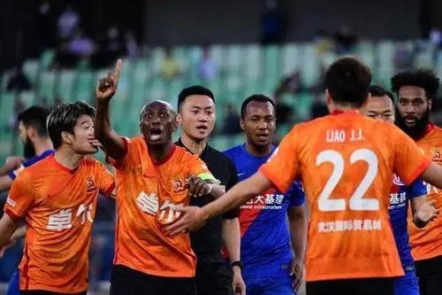 表态|凌晨1点！武汉队高层做出争议表态：中国足球成笑话，球迷骂声一片