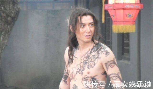 鲁智深@武松是施恩结义兄弟,为何他被流放,施恩只送来一烧鹅,原因简单